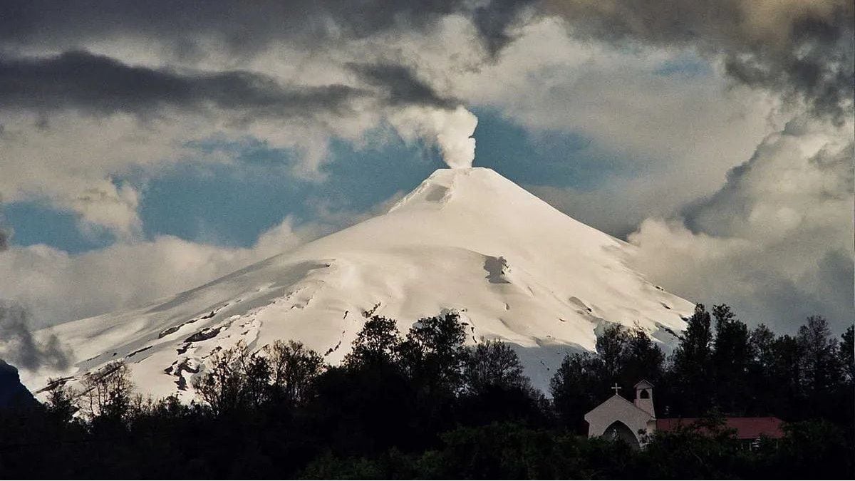 El Villarrica se mueve: por qué subió la alerta y qué pasa con los pueblos neuquinos que lo tienen como vecino