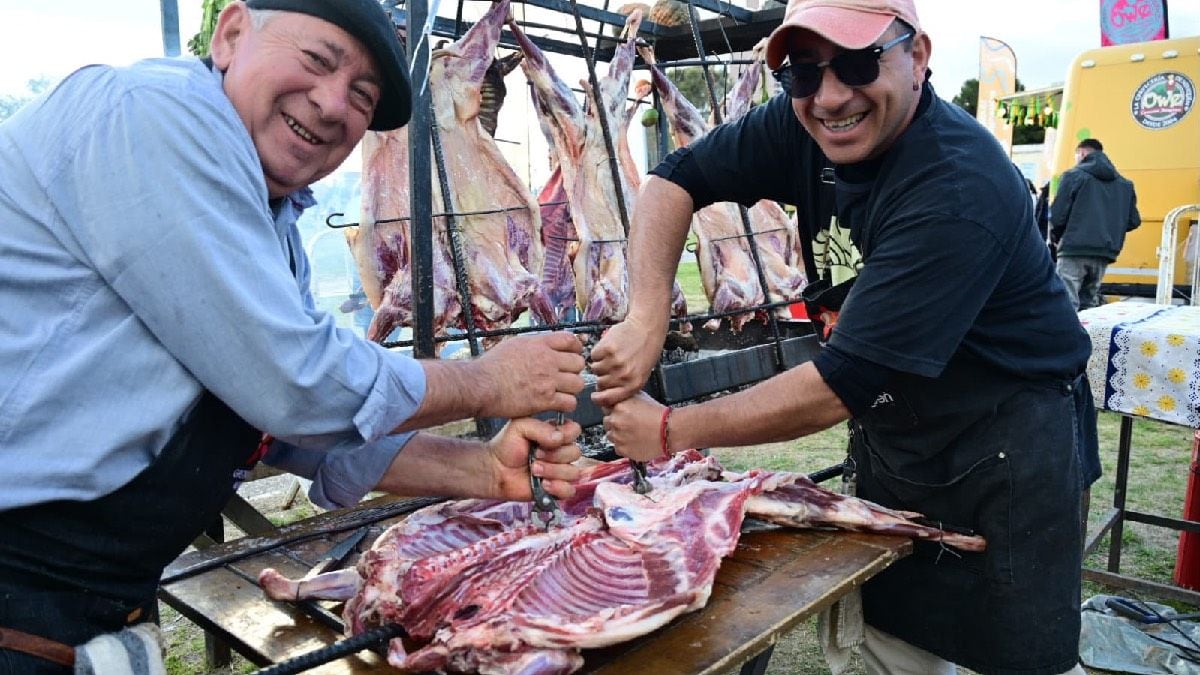 Confluencia de Sabores desplegó más de 90 puestos en el Parque Jaime de Nevares y cerró su segunda jornada a medianoche
