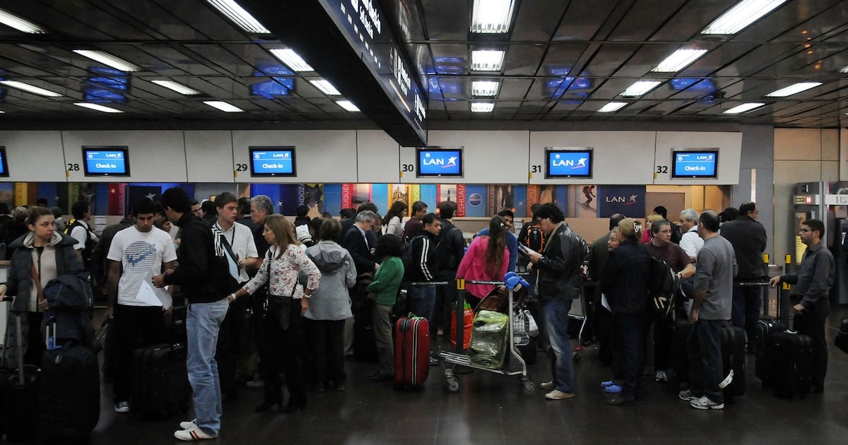 Récord de turistas extranjeros en 25 años: la Argentina recupera visitantes, pero sigue perdiendo divisas por el viaje al exterior