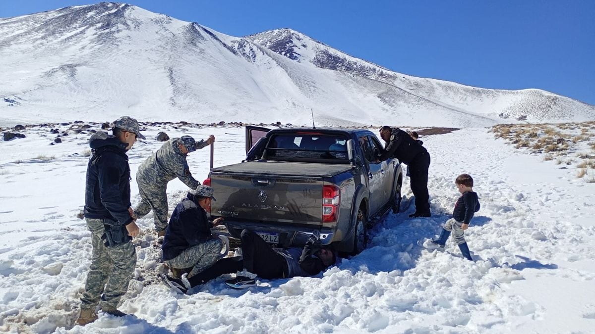 Una mujer caminó 15 kilómetros entre bardones de nieve para pedir ayuda y rescatar a su familia varada en la cordillera neuquina
