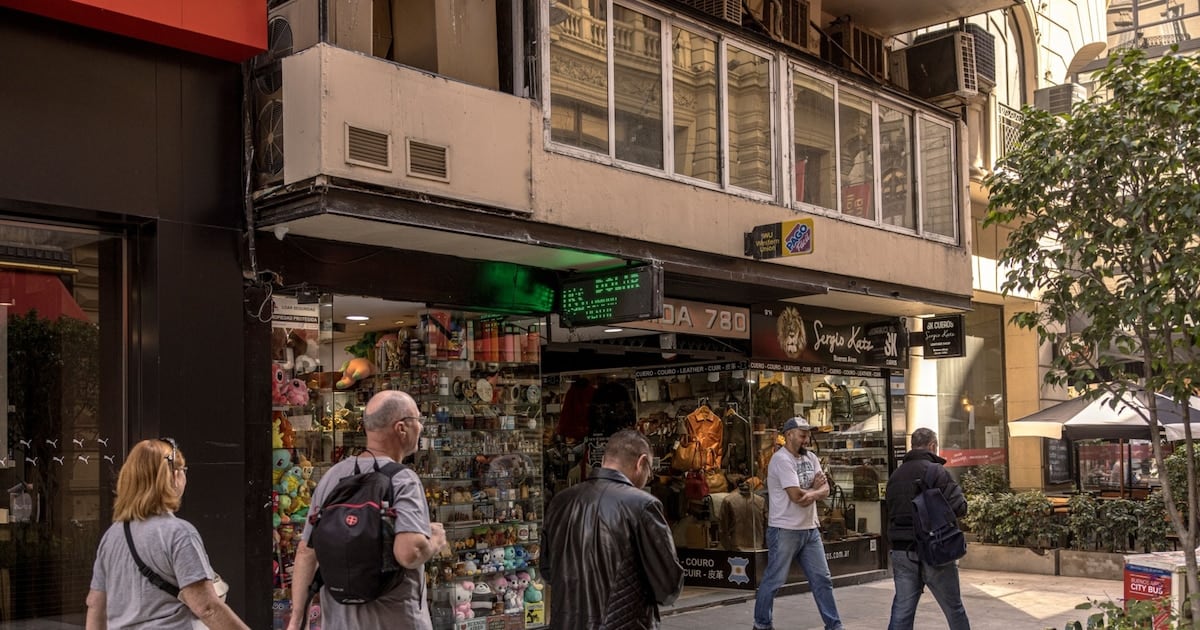 El blue avanzó a $1.545, mientras el mayorista subió 0,2% en una jornada de poco volumen
