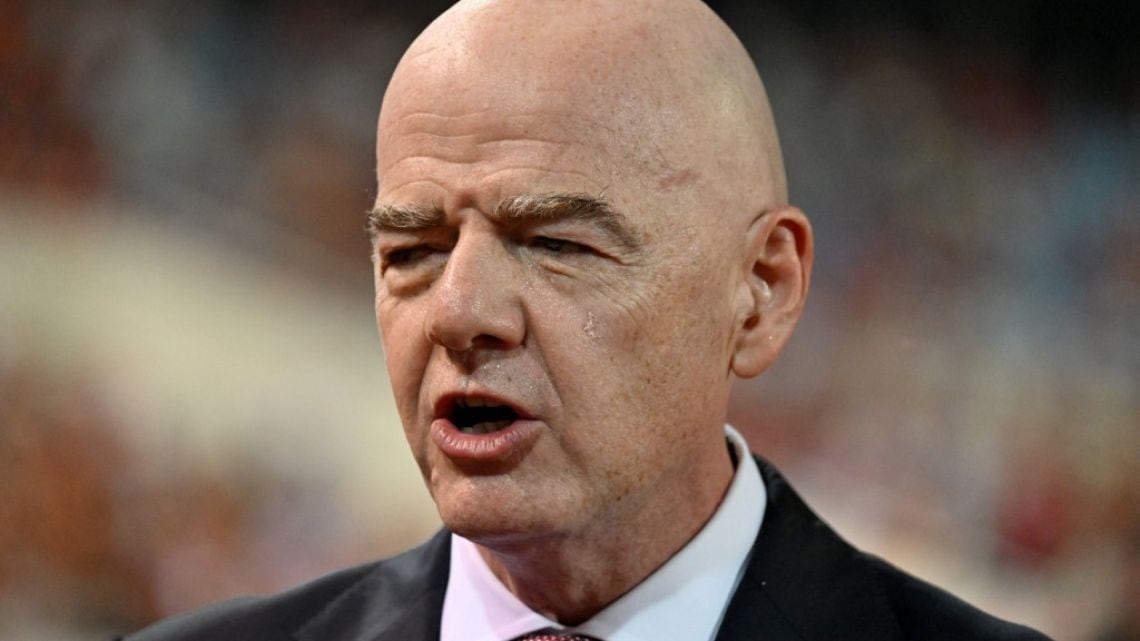Francia le soltó la mano a Infantino y ahora quiere torcerle la muñeca a la FIFA