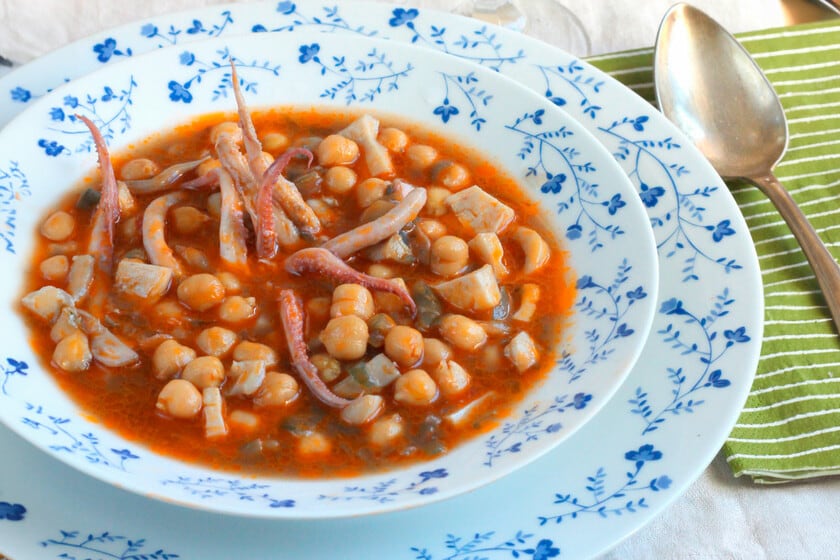 Garbanzos con calamares: un guiso rápido que mejora con el paso de las horas