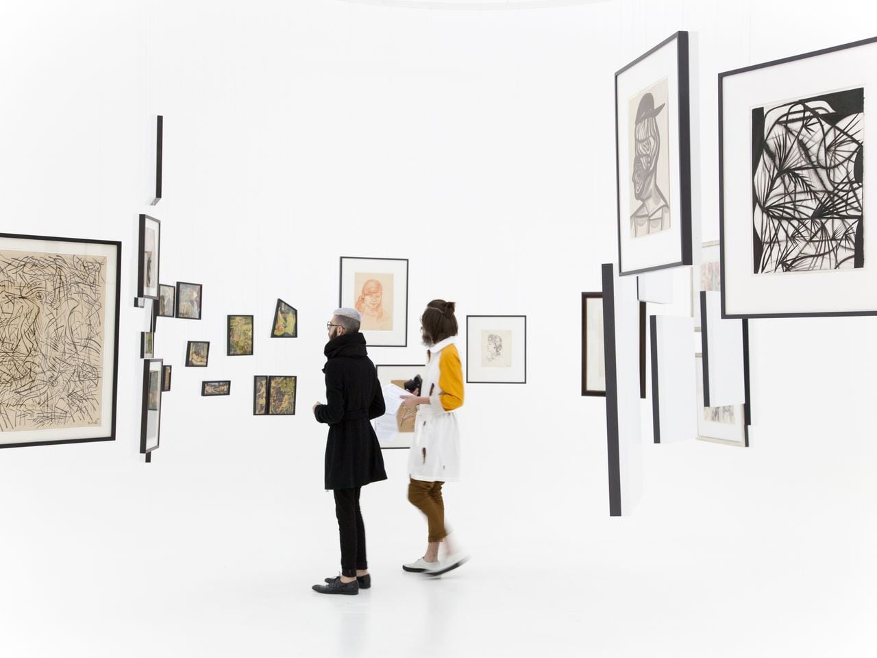 Una remera, un tapado o un guardapolvo como documento histórico: llega "Vestir mundos" al Museo de Arte Moderno
