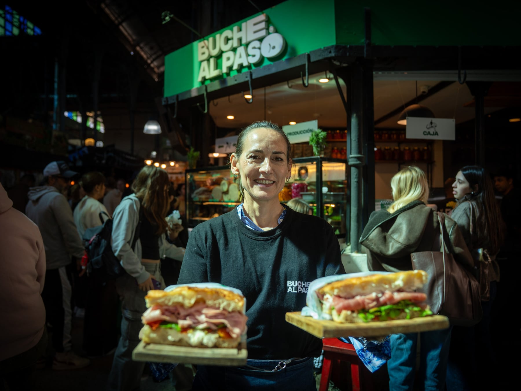Fila, pan a la leña y 100 sándwiches por día: el puesto del Mercado de San Telmo que se volvió una cita obligada al mediodía