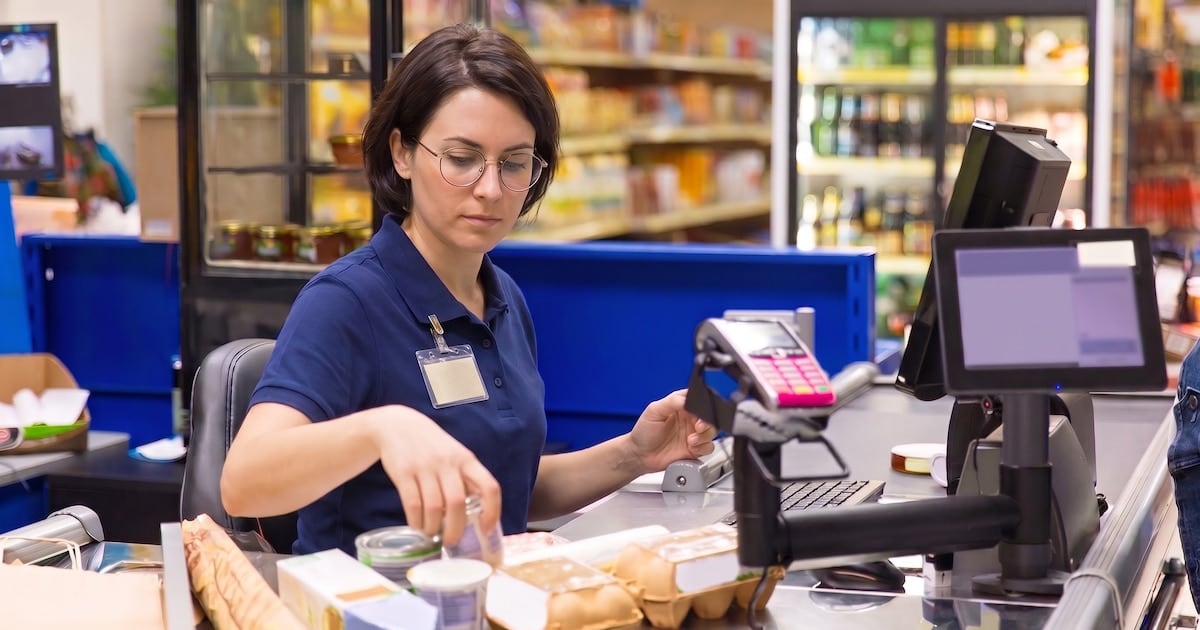 Cajeros de supermercado: cómo quedan los sueldos de septiembre y qué se viene en la paritaria