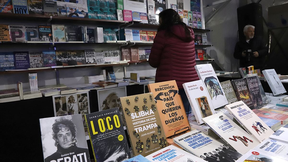 La Feria del Libro de Neuquén reabrió el Parque Central con precios desde dos mil pesos y fuerte apuesta por los combos