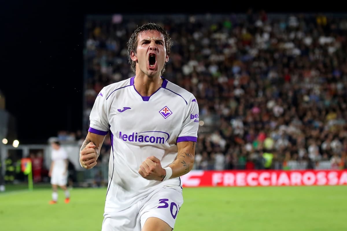 El pibe Mastantuono se sacó la mufa con un hat-trick de potrero en Venecia