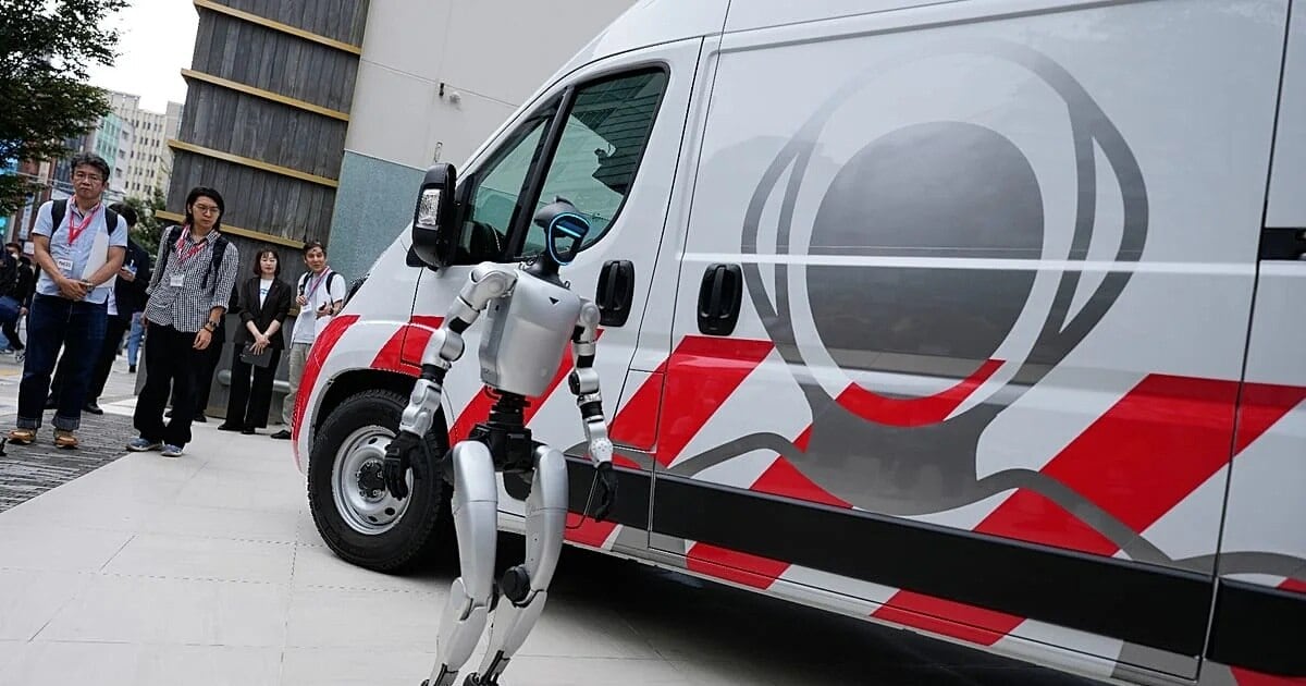 La ambulancia de los humanoides: cómo funciona el taller rodante que repara robots en plena calle japonesa