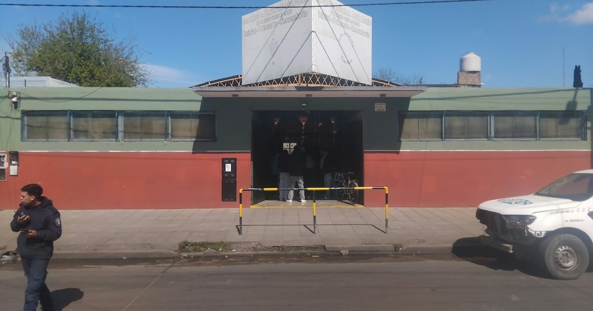 Un revólver en la mochila de un alumno y un disparo accidental en una escuela privada de La Matanza
