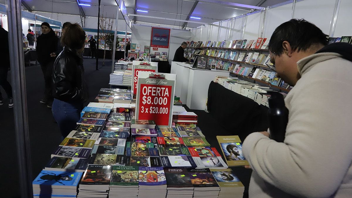 Una vuelta por la Feria del Libro de Neuquén que se estira hasta el domingo, con teatro, talleres y autores para dejarse tentar