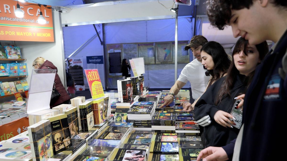 Una recorrida por la Feria del Libro de Neuquén: qué hacer el último fin de semana entre globas, libros y teatro