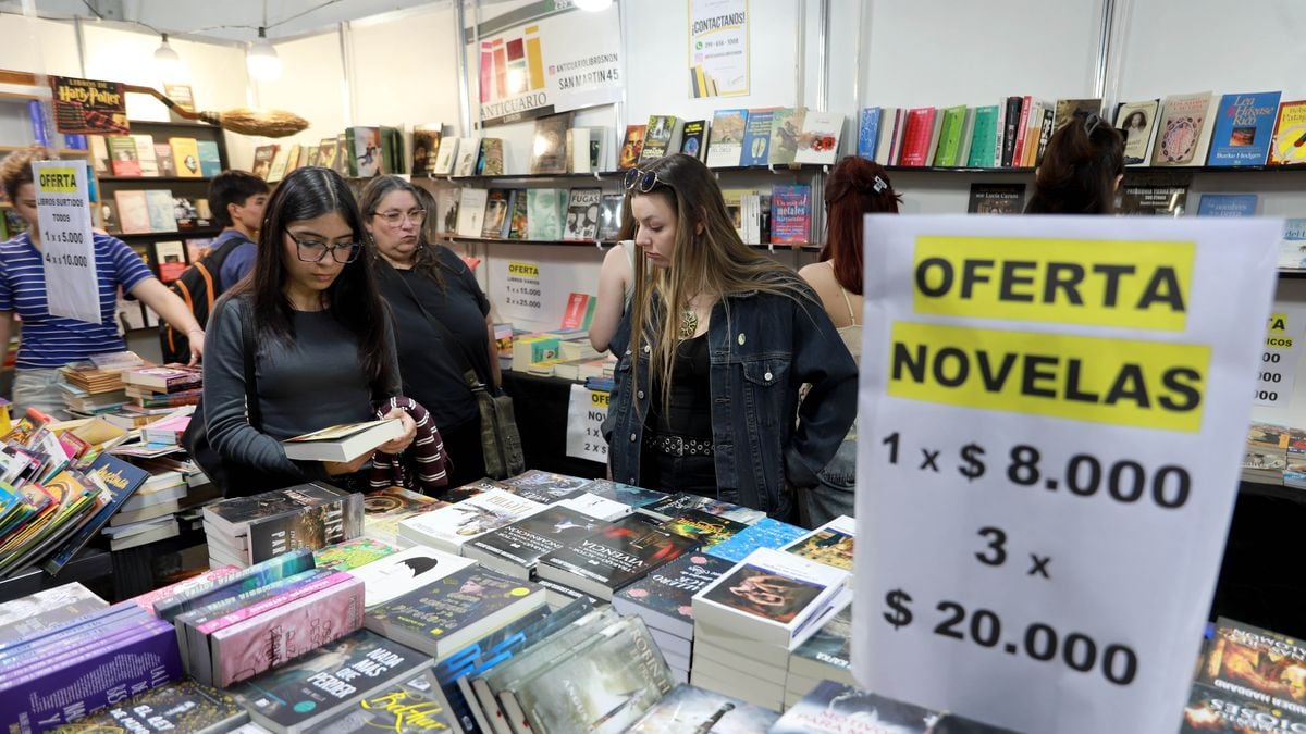 La Feria del Libro de Neuquén abrió otra vez sus globas en el Parque Central con entrada libre y libros para todos los bolsillos