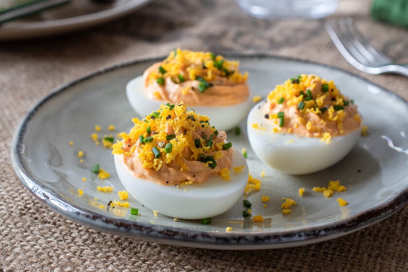 Un colador fino y movimientos envolventes: la fórmula para que el relleno de los huevos quede más cremoso