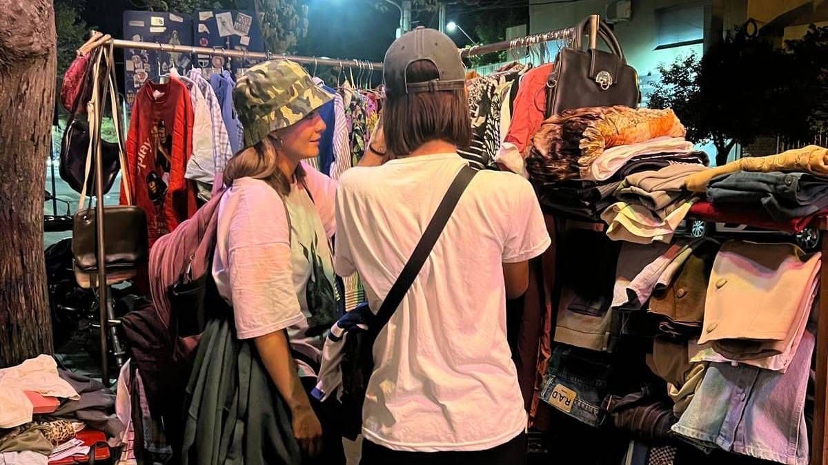 Una tarde de feria y una madrugada de fiesta se cruzan en La Vereda Cultural de Neuquén