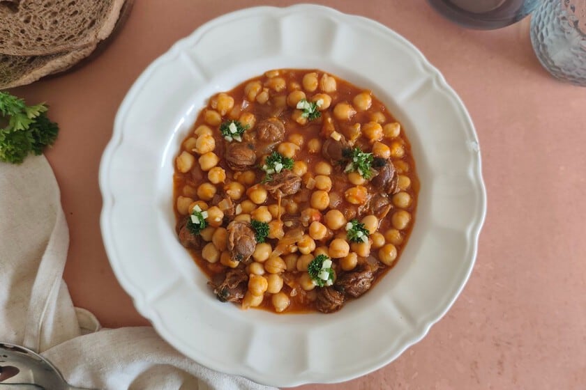 Garbanzos con zamburiñas: el guiso exprés que se cocina con dos latas y queda listo en media hora