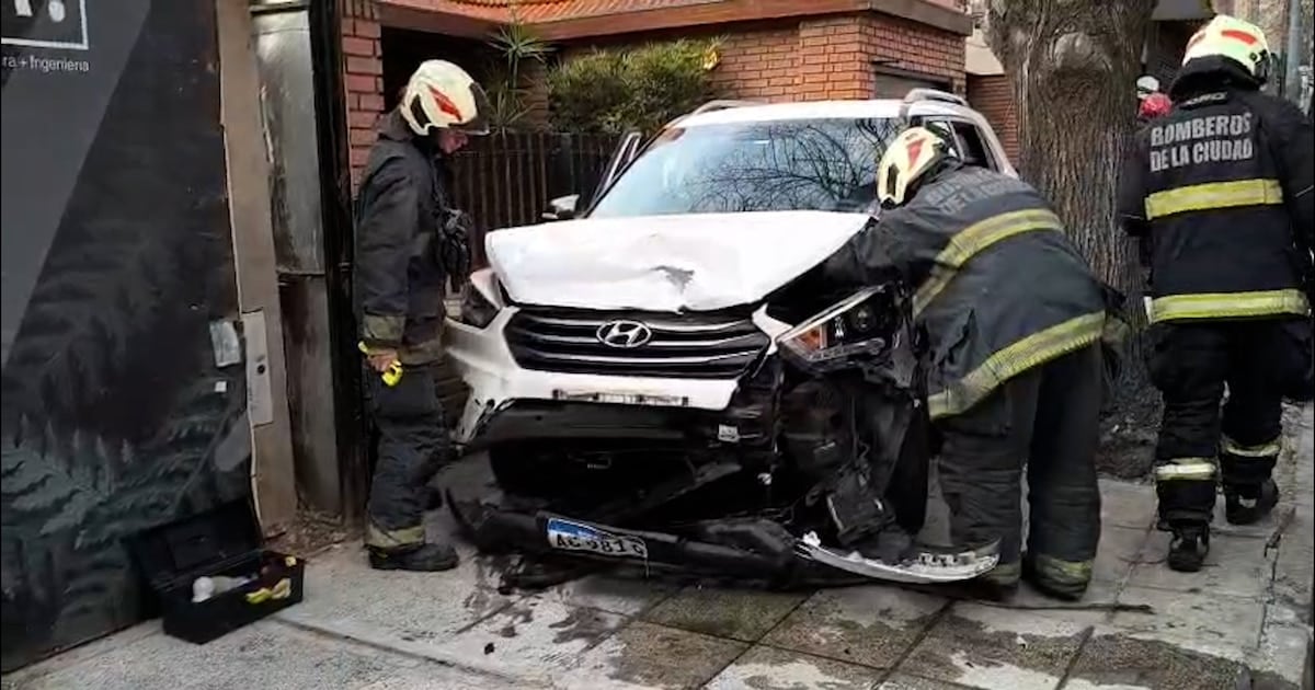 Choque en Palermo: un auto terminó sobre la vereda tras impactar contra vehículos estacionados