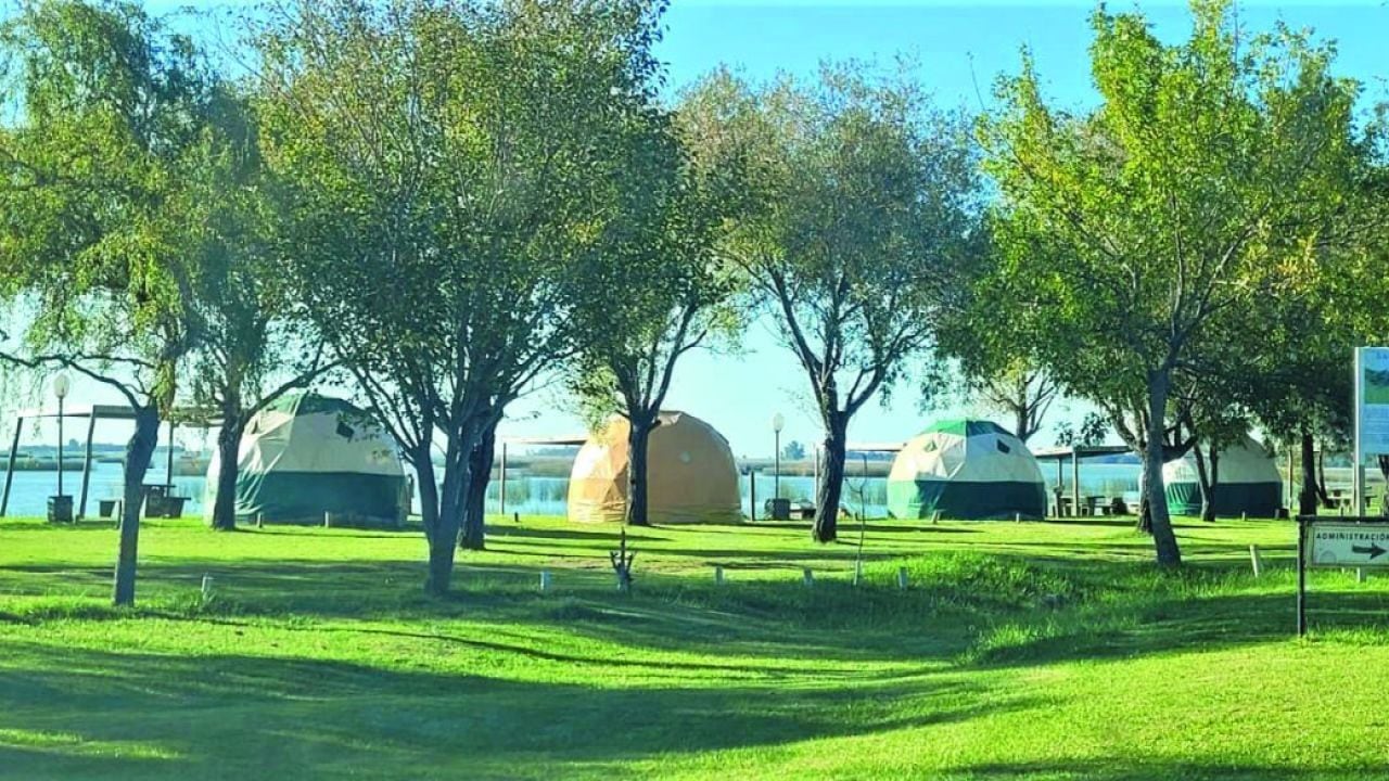 Cinco glampings en Buenos Aires para dormir entre sierras, lagunas y médanos sin resignar confort
