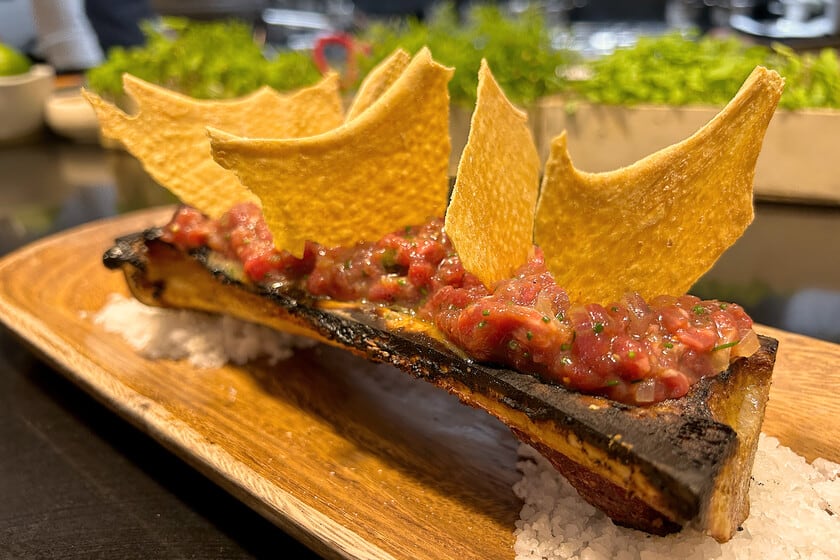 Carne cruda sobre tuétano caliente: la apuesta de Rafa Liñán en el centro de Sevilla