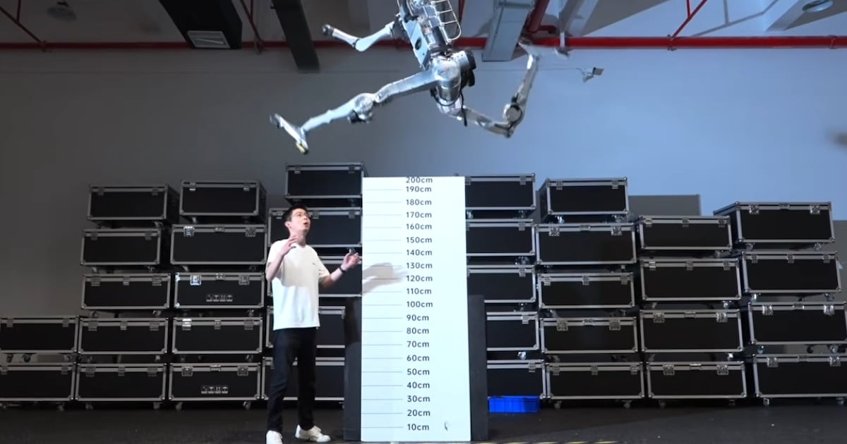Cuando la cámara en la cabeza enseña a un robot a cortar verduras: el trabajo de Divya, la india que entrena máquinas con sus propias manos