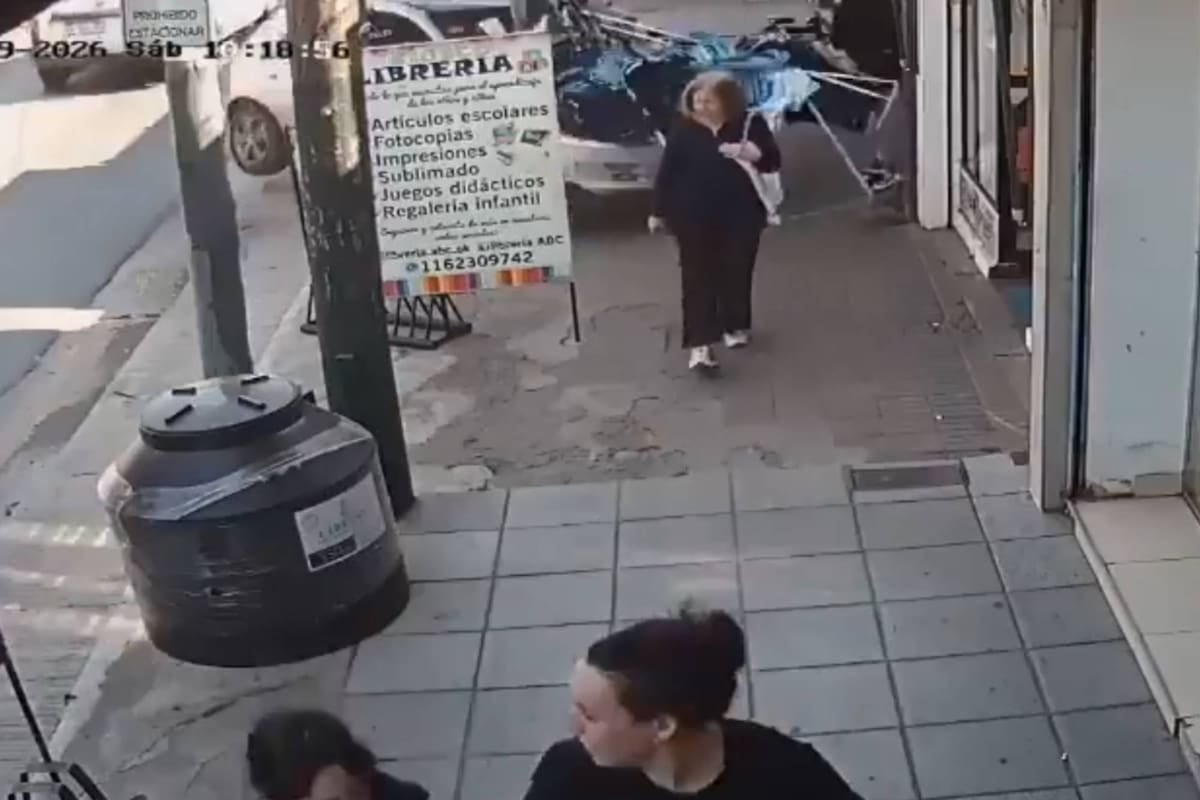 Atropelló a una joven en la vereda de un local de ropa en Almirante Brown y terminó incrustado contra el frente del comercio