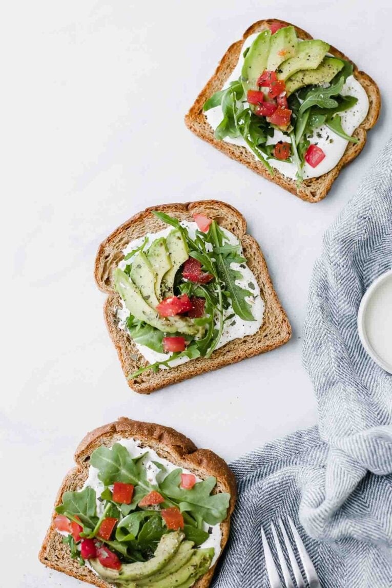 Palta sobre pan tostado: cinco combinaciones que salvan cualquier comida del día