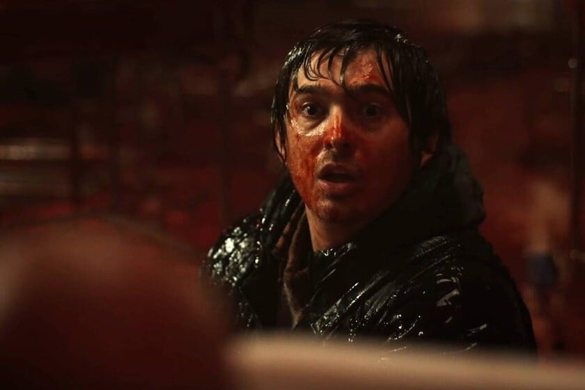 Zach Cregger vuelve a jugarse por el terror y arrastra a Austin Abrams a una Racoon City cubierta de nieve