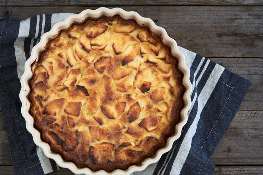 Tarta de manzana en media hora: la receta que lleva la fruta dentro de la masa y se termina con un glaseado de damasco