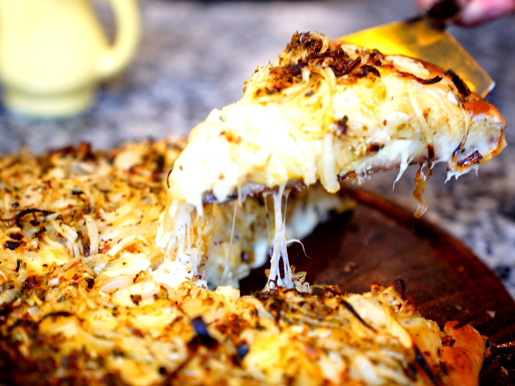Pizza al corte en Buenos Aires: seis pizzerías con porciones desde tres mil quinientos pesos y opciones para comer de pie