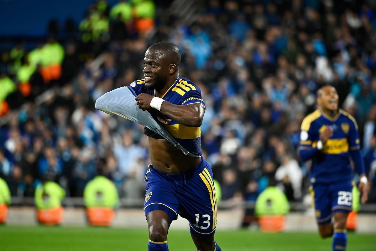 Valencia les vació la cabeza a Racing y Boca se metió en semis con un 0-2 abajo