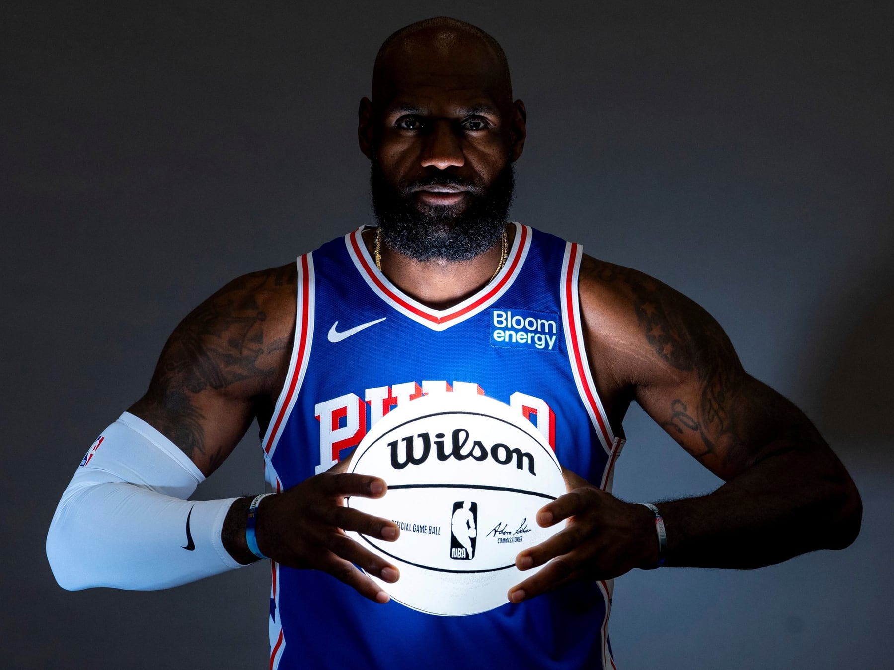LeBron James se calza la camiseta de Filadelfia a los 41 y avisa: va por el anillo, no por la despedida