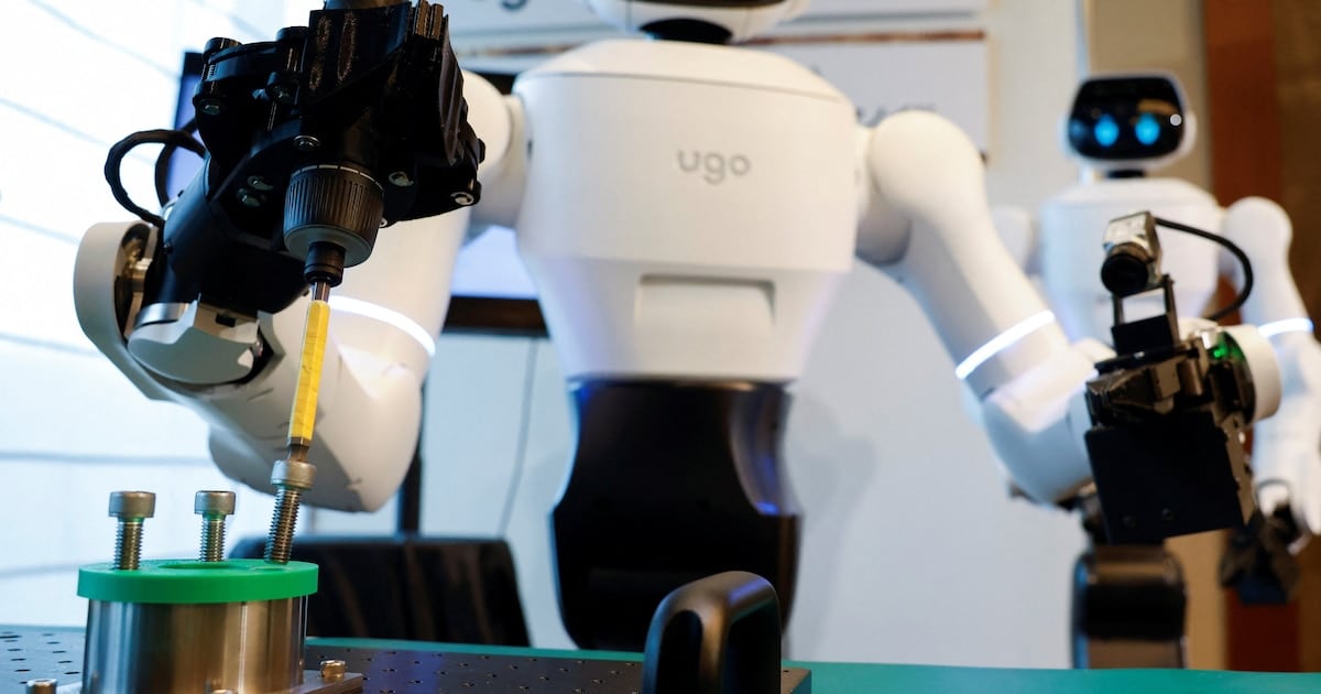 Un hospital japonés prueba un robot humanoide con inteligencia artificial para guiar pacientes y recoger mesas