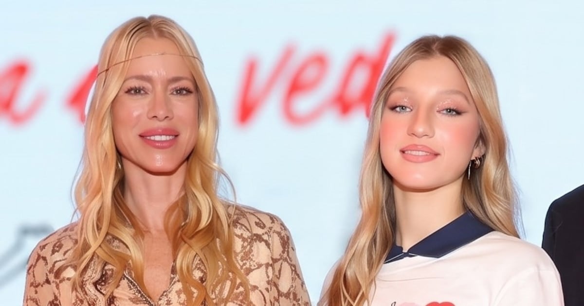 Una pasarela con causa: Allegra Cubero se animó a desfilar y Nicole Neumann la miró desde la primera fila