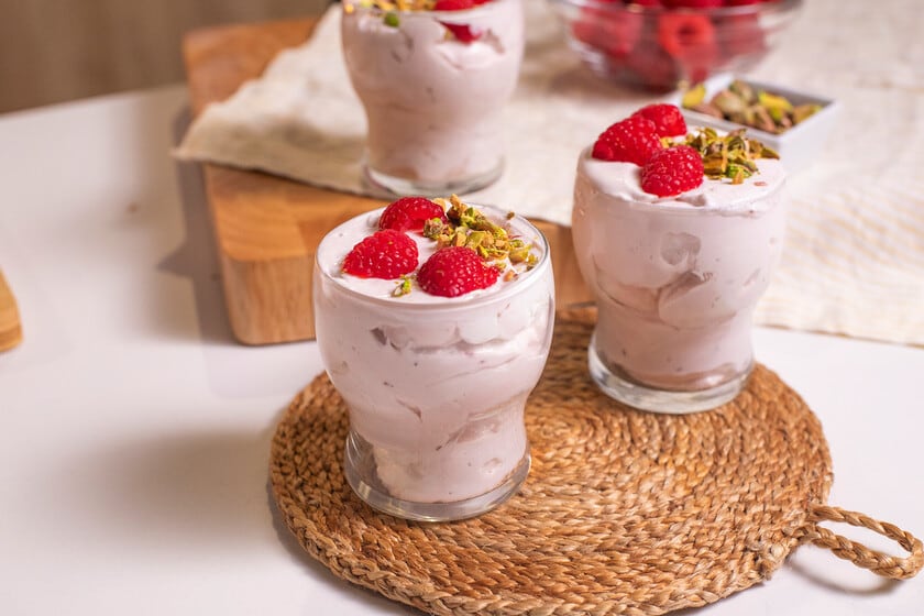 Una mousse de frambuesas sin huevo, pensada para dejar lista antes de que lleguen los comensales