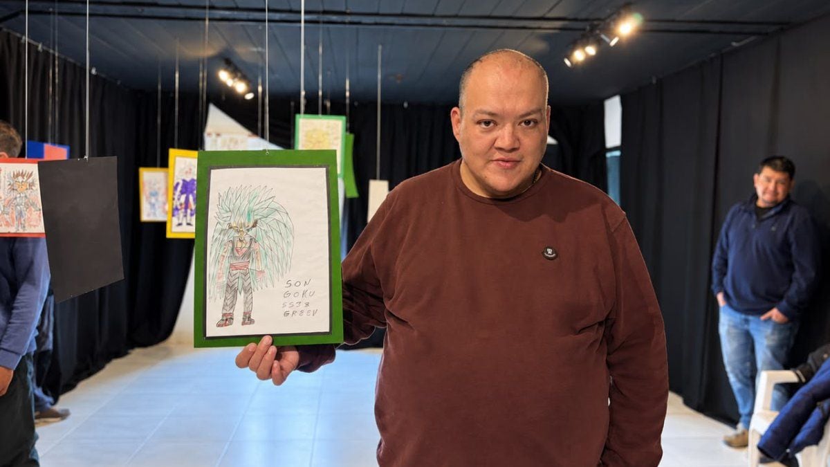 Un vecino de Aluminé expone por primera vez sus dibujos de animé y videojuegos en la Casa de la Cultura