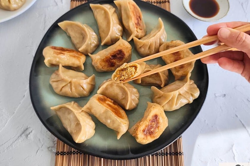 Gyozas vegetarianas con tofu y shiitake: la técnica para lograr base crocante y relleno jugoso en 30 pasos