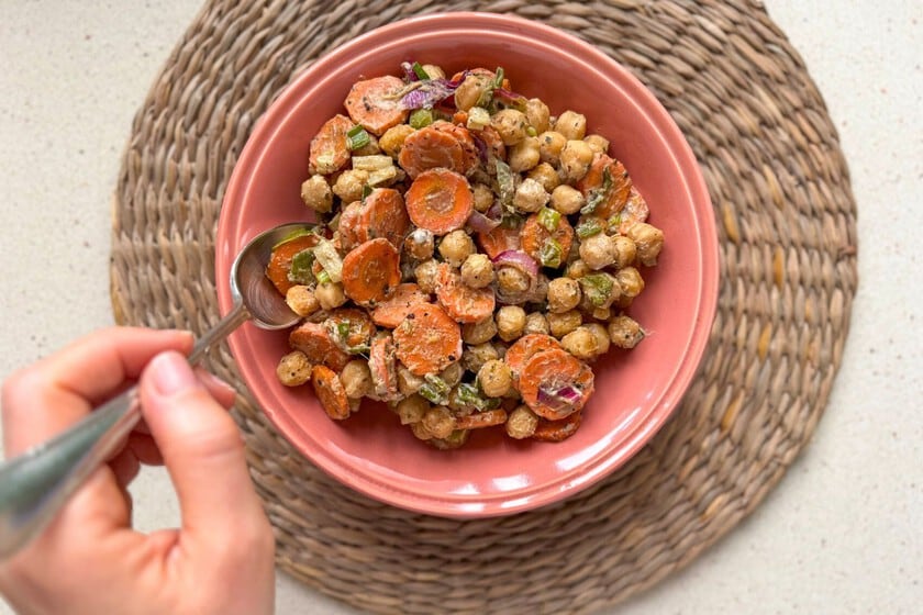 Una ensalada templada de garbanzos y zanahoria, con tahini y horno como ejes de la preparación