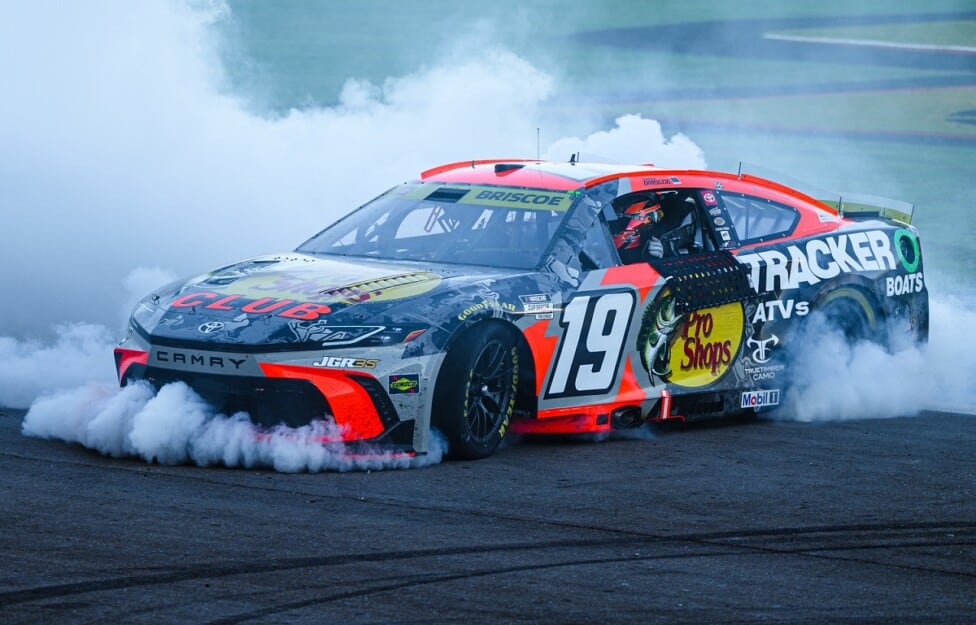 Briscoe se cortó solo en Las Vegas y Larson se hizoteenth festejando sin ganar