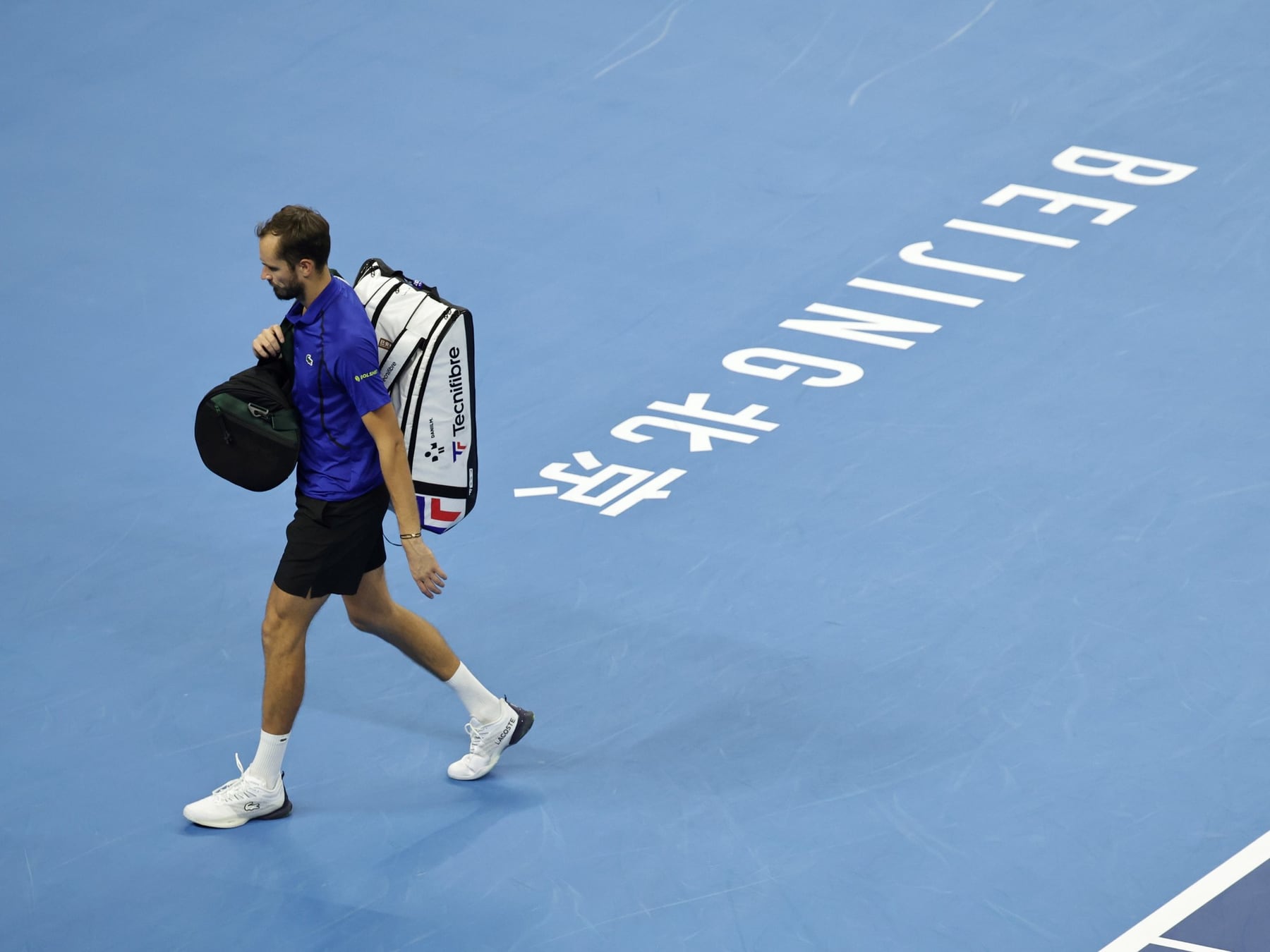 Medvedev se comió la final con un pelotazo y Djokovic pasó de ronda sin terminar el set