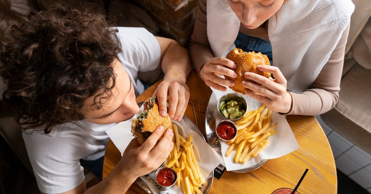 Un ensayo con 57 adultos comparó dos comidas similares y registró diferencias en la insulina y la actividad cerebral