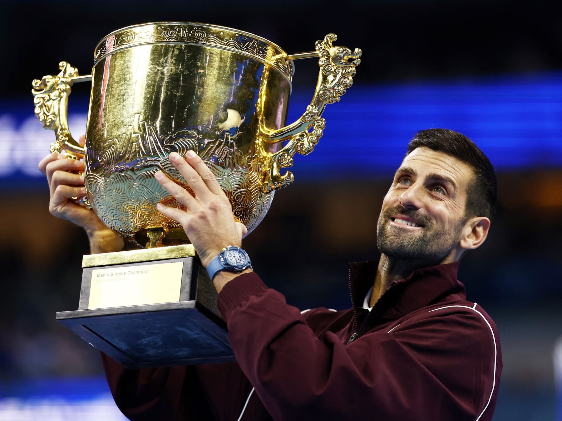 Novak, el eterno: sigue sacando títulos como quien saca pañuelos y ya le respira en la nuca a Federer