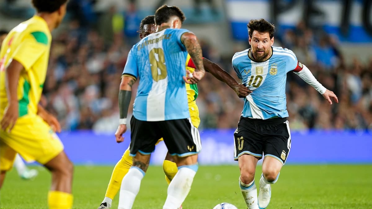 El diez se despidió como juega: con la pelota parada y un Monumental que se caía abajo