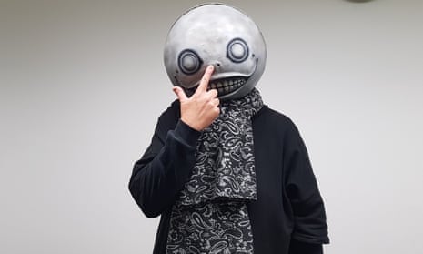 Yoko Taro, el hombre detrás de la máscara: ya no quiere trabajar, pero le tiene terror a olvidarse de todo
