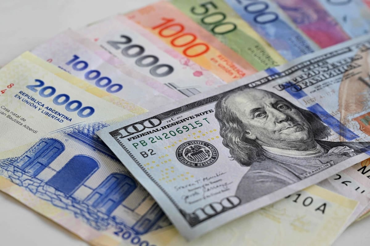 Precios en dólares: Argentina se abarató un 0,3% en julio y quedó segunda en la región, pero la ropa y los restaurantes mantienen los sobrecostos más altos