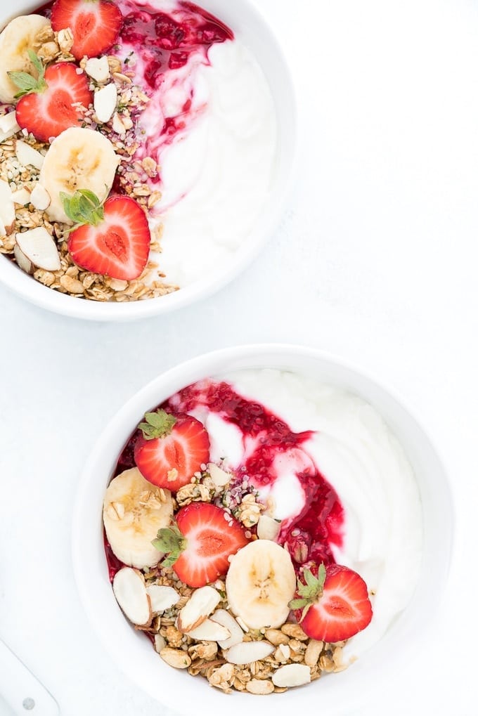 El yogur griego y el hígado graso: por qué ningún alimento solo salva la sobremesa