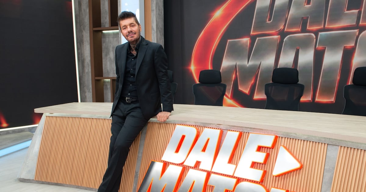 Marcelo Tinelli se muda a la pantalla que cabe en un bolsillo y se sienta frente a sus hijos