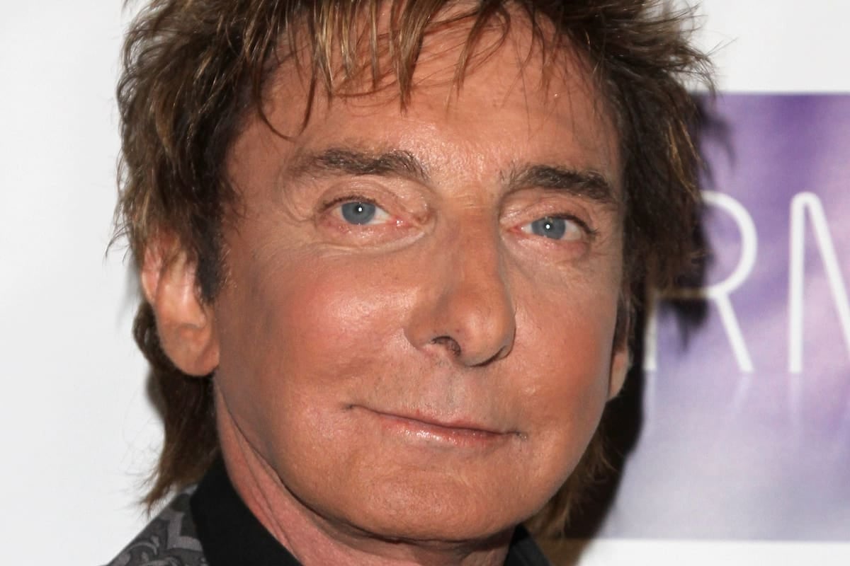 Barry Manilow, de las luces de Las Vegas al silencio de la sala: el día que la tos lo dejó a solas con su propia historia