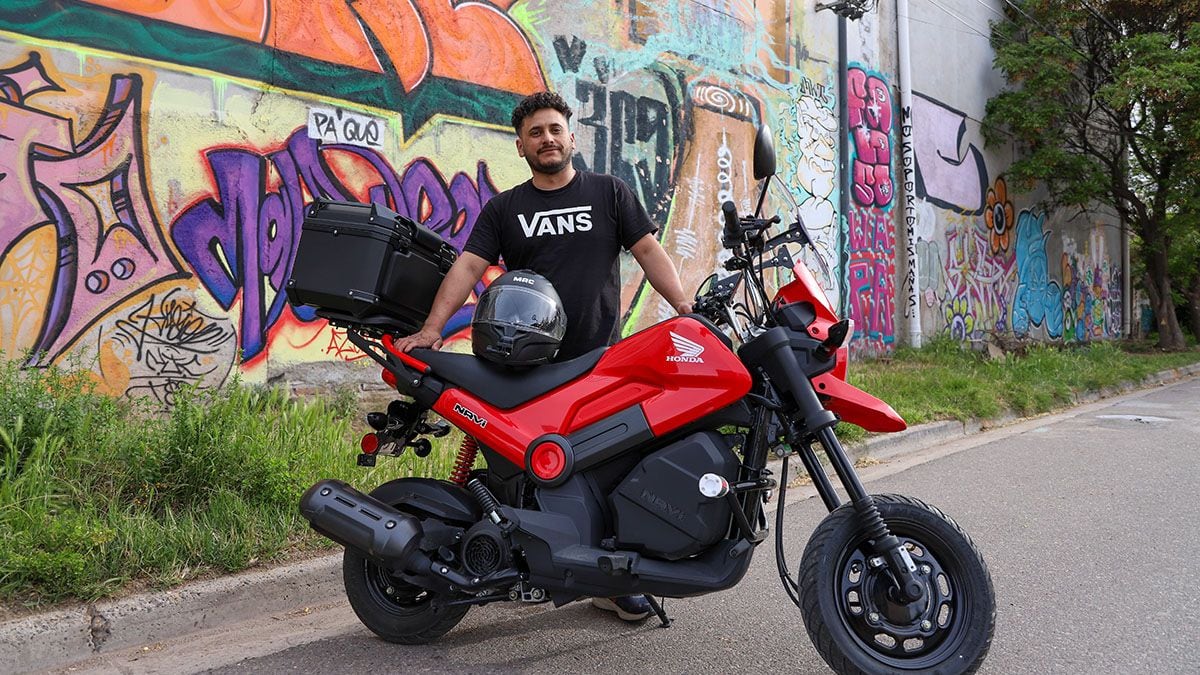 Un mecánico neuquino de 39 años vende su taller y se lanza en una moto pequeña desde la Patagonia hasta Alaska