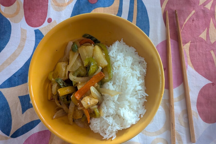 Tofu agridulce con piña: técnica, ingredientes y claves para un salteado equilibrado