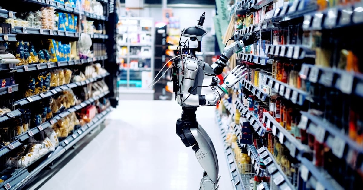 Robots humanoides ensayan reponer góndolas en supermercados daneses mientras el local está cerrado al público
